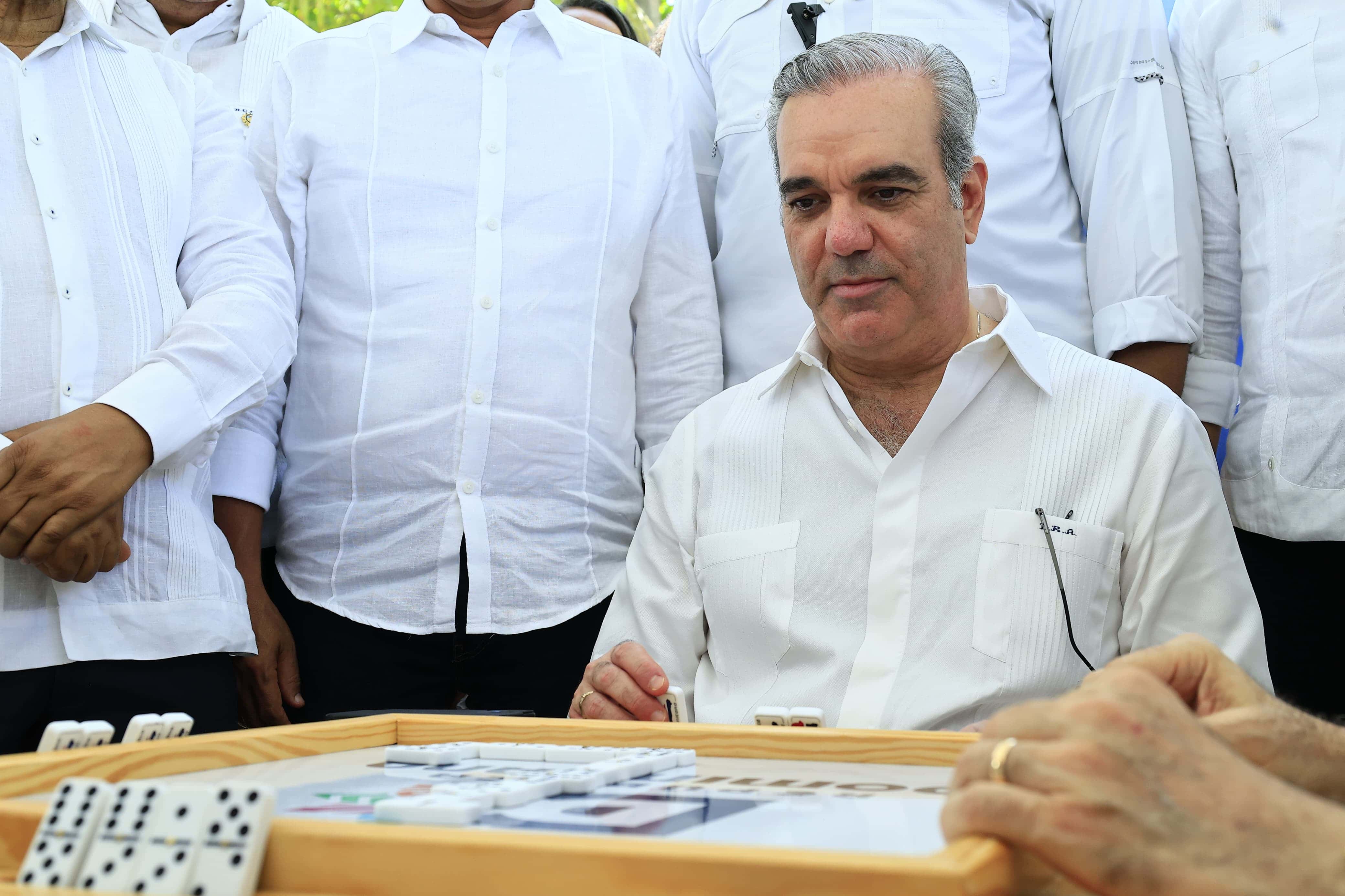 A Abinader se le vio tomándose su tiempo para jugar, y al ganar la partida es evidente que no era poniendo ficha que estaba
