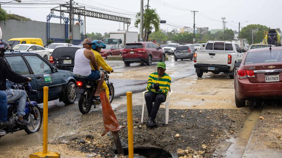 Calvario en la avenida Charles de Gaulle, a pesar de reparaciones del MOPC Calvario en la avenida Charles de Gaulle, a pesar de reparaciones del MOPC