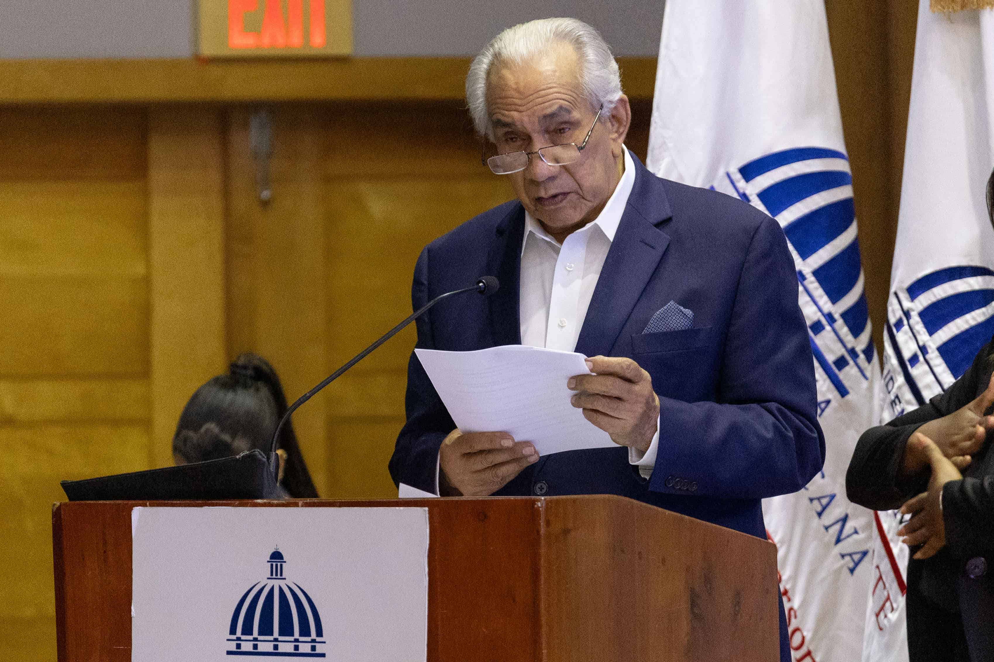 José García Ramírez, el director del Consejo Nacional de Personas Envejecientes (Conape) habla durante la graduación de los 94 participantes. <br>