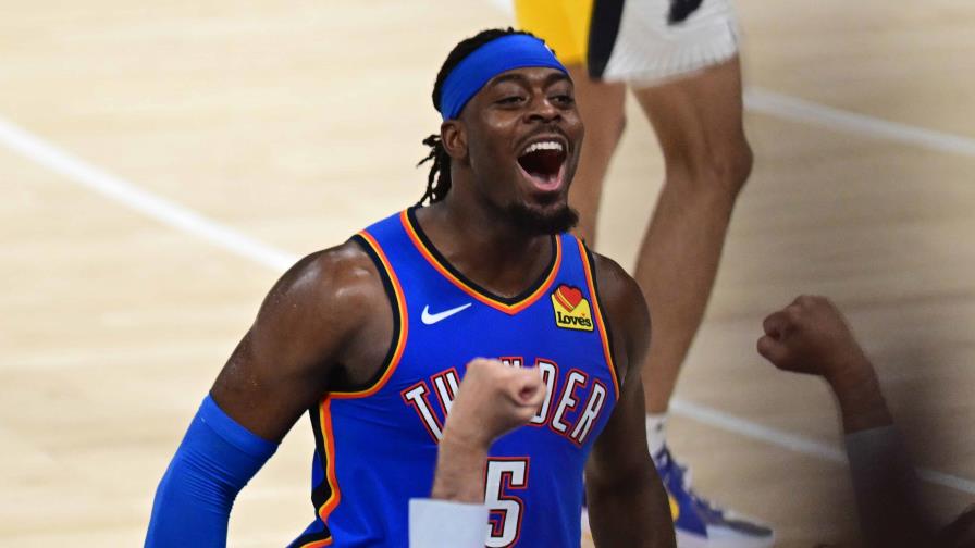 Luguentz Dort celebra título de la NBA con una bandera haitiana y otra de Canadá