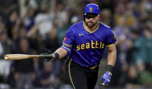 Cal Raleigh conecta sus jonrones 48 y 49, nueva marca para un catcher en MLB