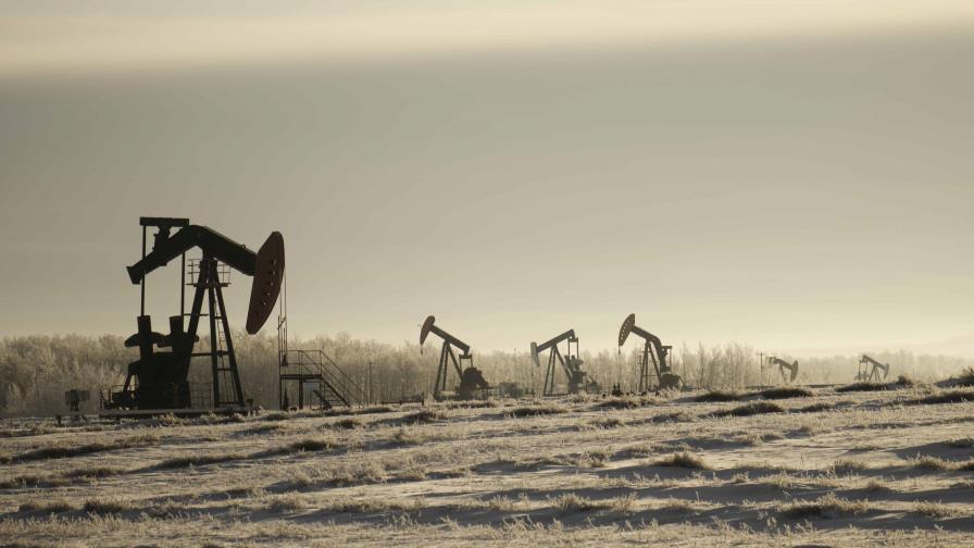 El Brent modera su subida a un 1 % tras dispararse antes por el ataque de EE. UU. a Irán El Brent modera su subida a un 1 % tras dispararse antes por el ataque de EE. UU. a Irán