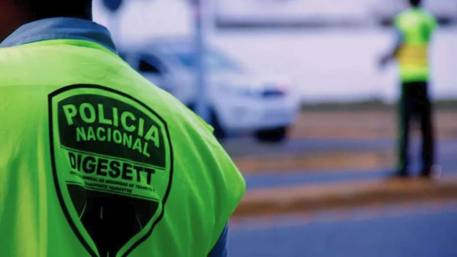 Conductor atropella a un agente de la Digesett y se a da a la fuga