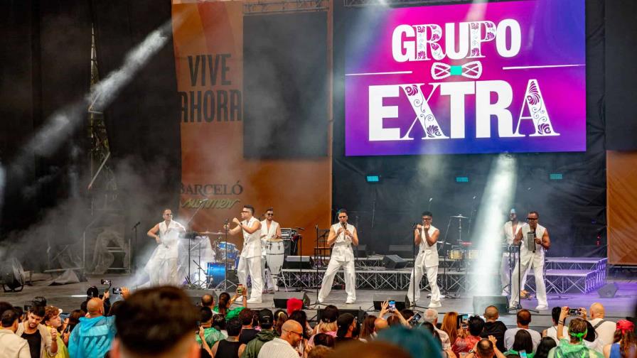 Grupo Extra regresa triunfalmente a Nápoles ante más de 20,000 personas