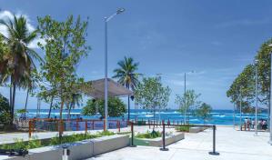 Abinader entrega malecón a Haina y títulos a La Romana