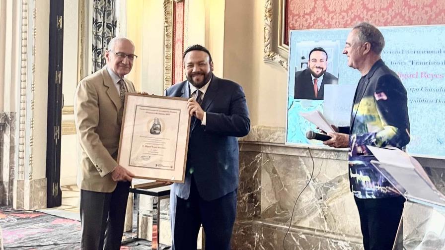 Miguel Reyes Sánchez gana Premio Internacional de Investigación Histórica "Francisco de Vitoria" Miguel Reyes Sánchez gana Premio Internacional de Investigación Histórica "Francisco de Vitoria"