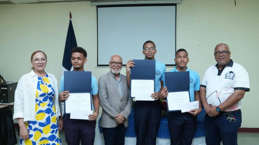 Fundación DAMA reconoce a estudiantes meritorios con RD$150,000