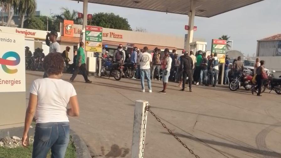 Dos muertos en una estación de combustible de Villa Mella tras discusión por un turno