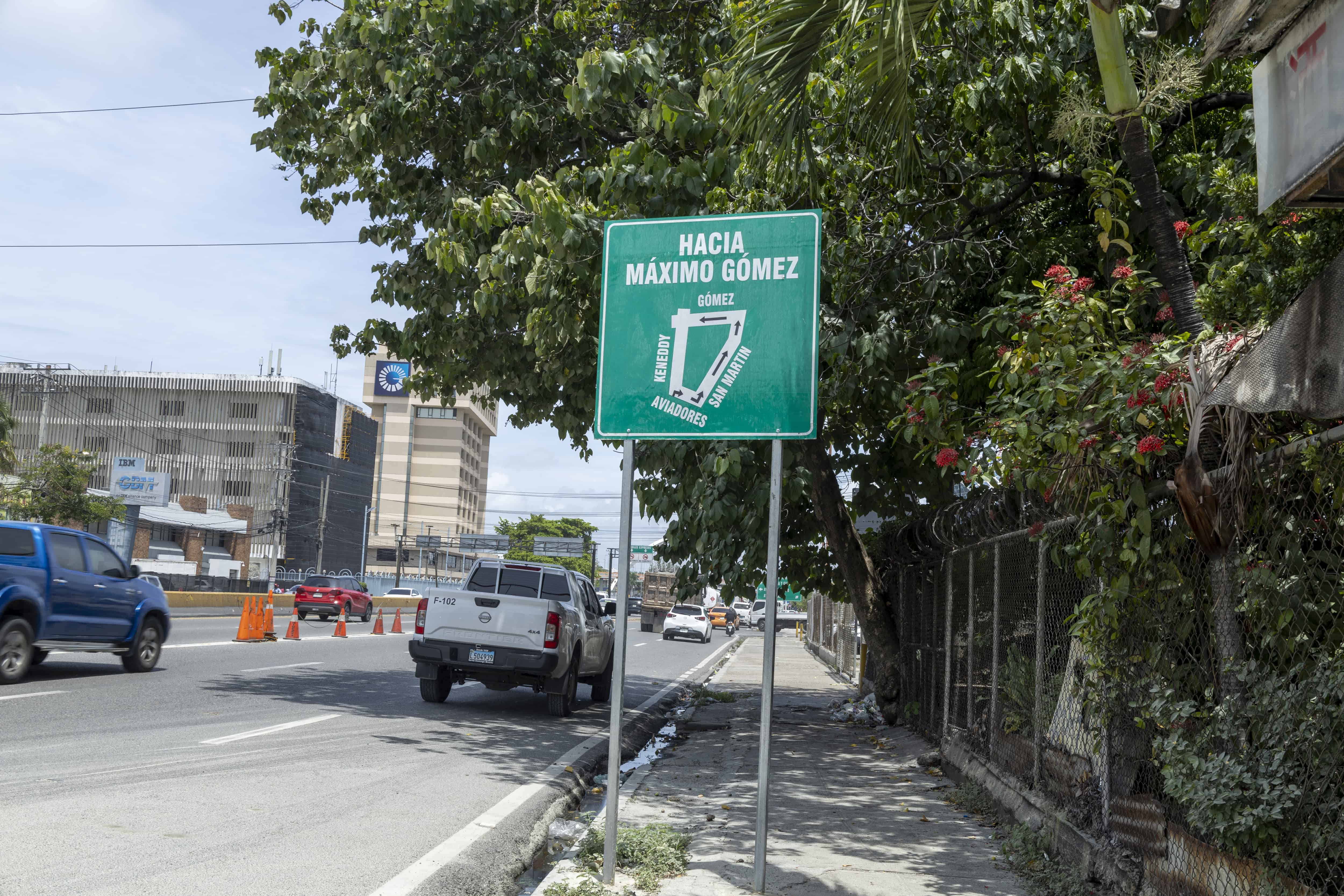 Uno de los letreros que llama la atención de conductores sobre giro en la Kennedy antes de la Máximo Gómez.