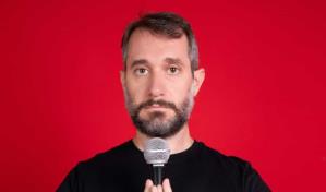 "Estoy en los 46... y llegó la crisis":  Carlos Sánchez lo cuenta en escena