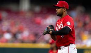 Cincinnati coloca en asignación a Jeimer Candelario