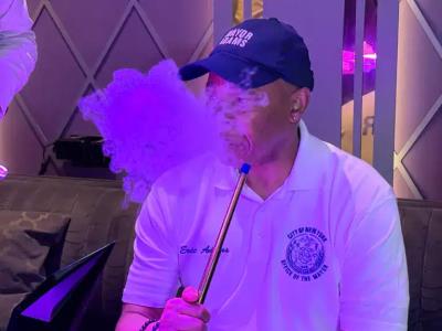 Eric Adams fue visto fumando hookah en salón de Queens