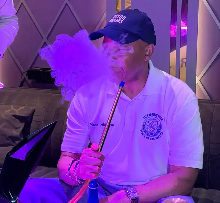 Alcalde de Nueva York fue visto fumando ´hookah´ en salón de Queens Alcalde de Nueva York fue visto fumando ´hookah´ en salón de Queens