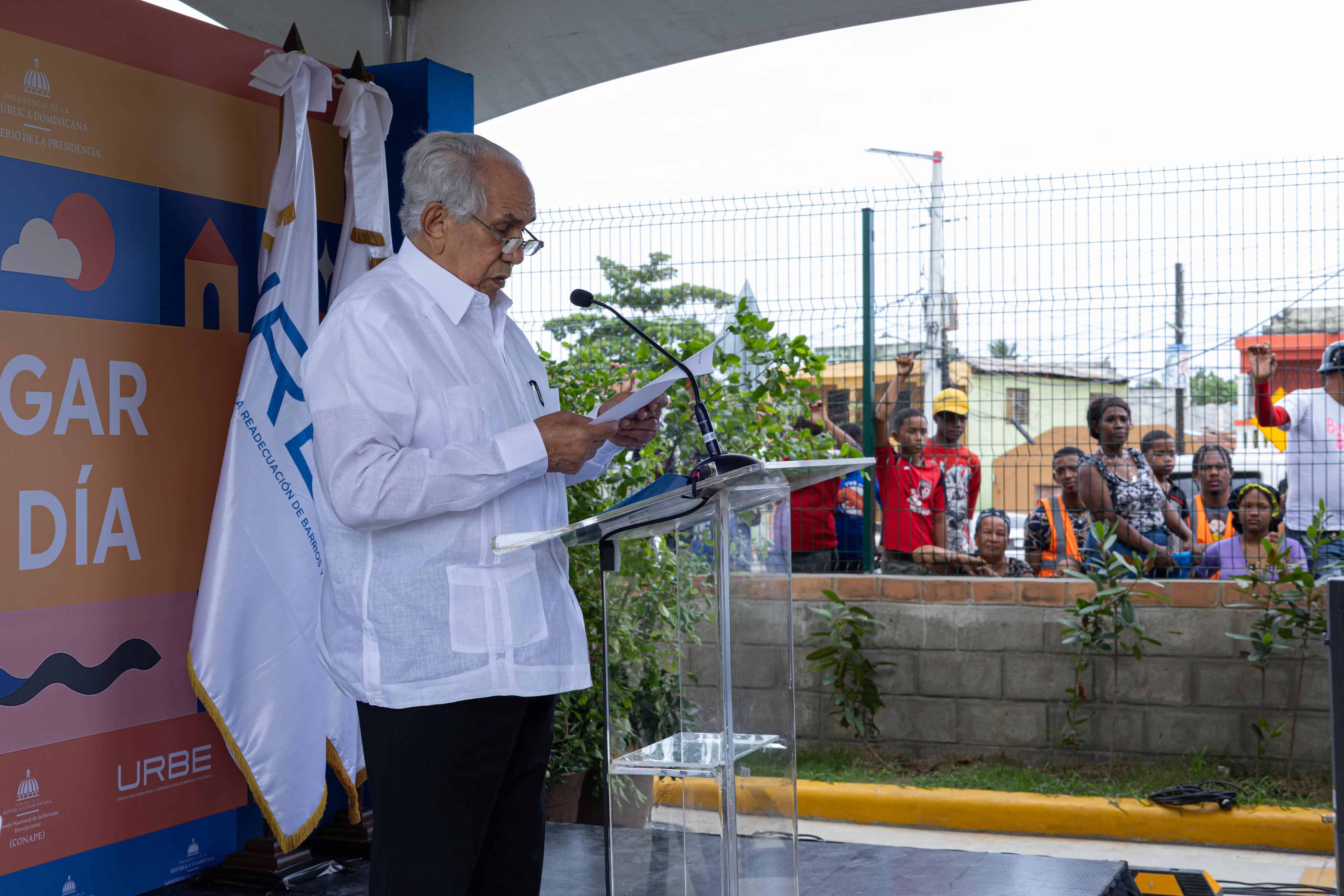 José García Ramírez, director ejecutivo del Conape, hablando bajo la expectación del barrio.