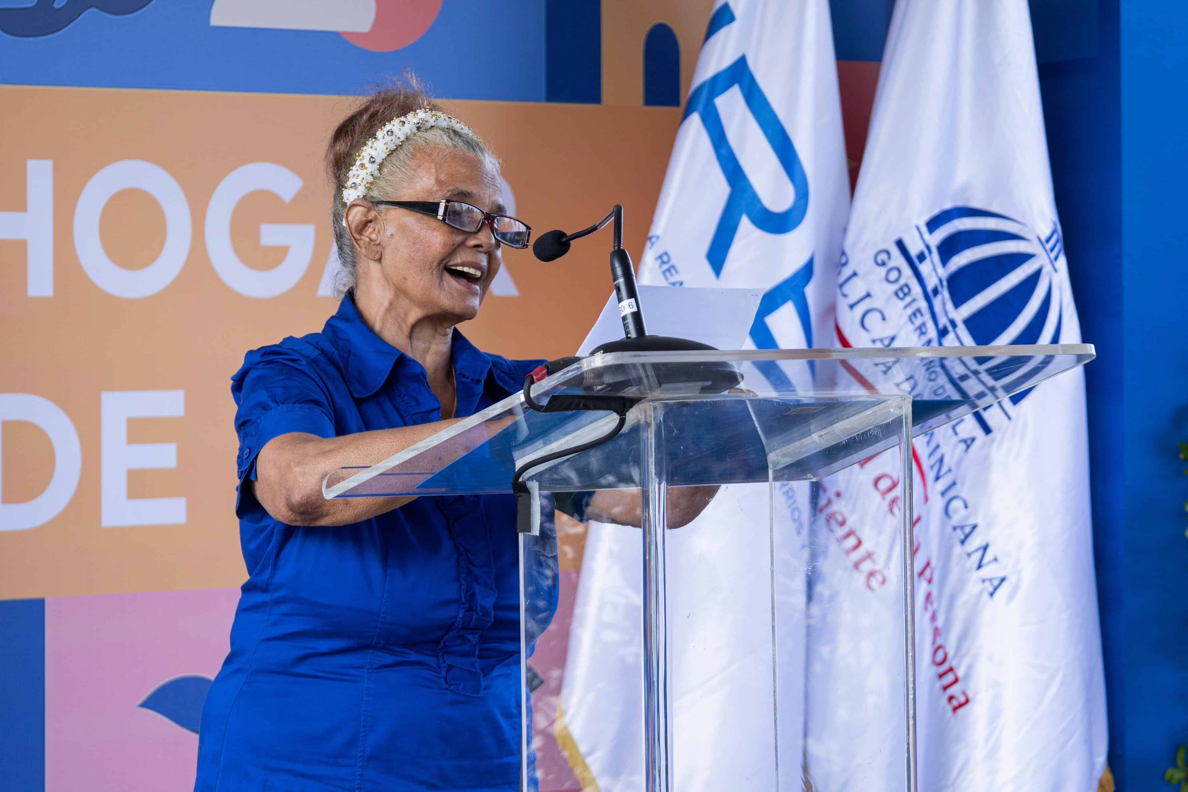 Elodia Batista, representando a los adultos mayores del barrio.