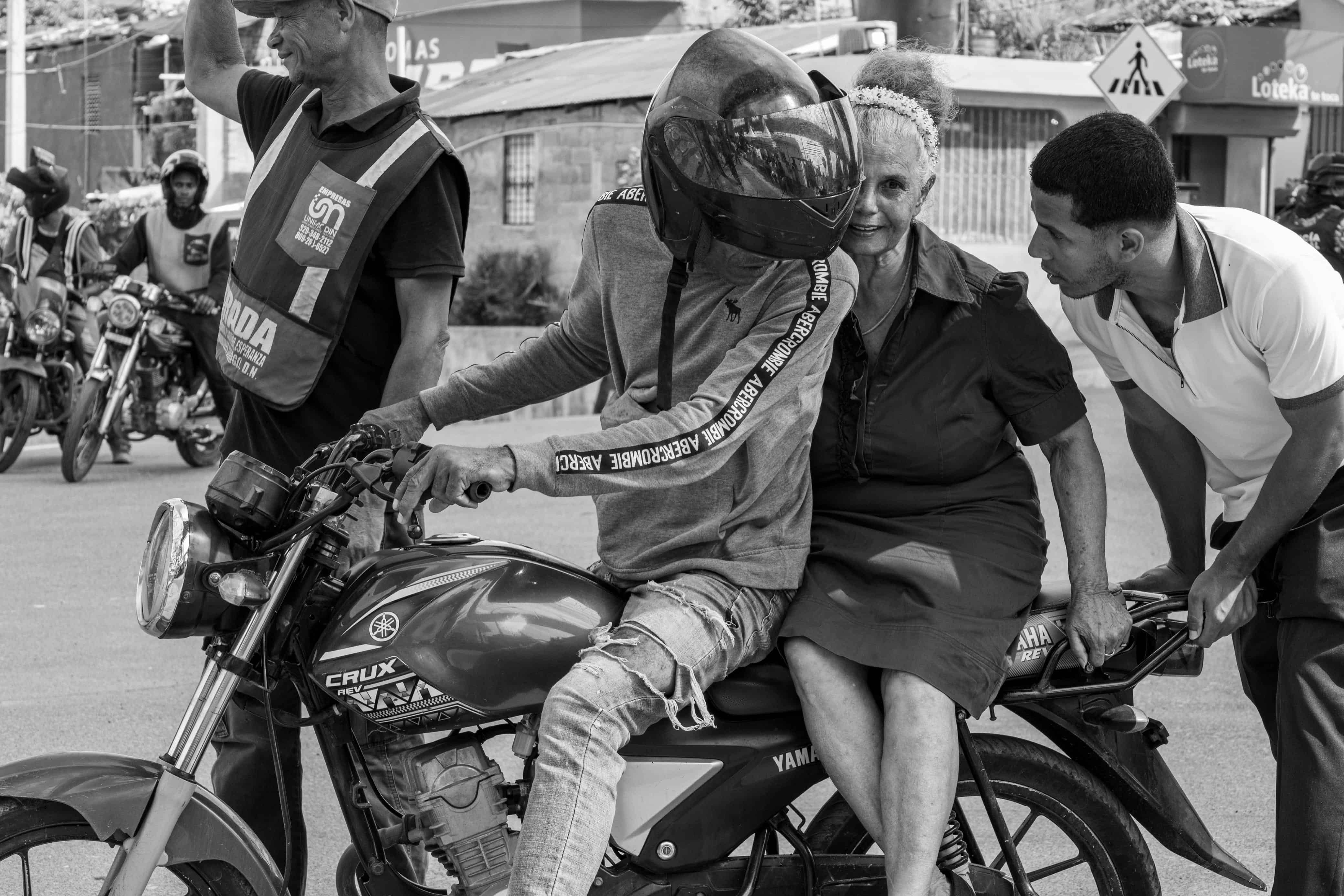Elodia Batista regresando a su casa en motor.