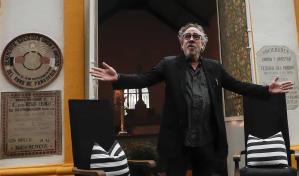 Tim Burton emerge del panteón más grande de México con clase magistral para aficionados