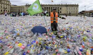 Recicladores inundan con botellas el corazón de Bogotá para exigir trabajo digno