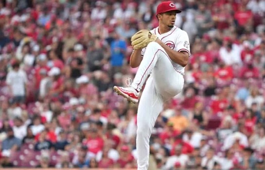 Los Rojos amarran a Chase Burns hasta el 2033 con un pacto de US$ 105 millones