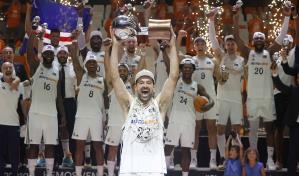 El Real Madrid tapona con temple y acierto al Valencia y se proclama campeón