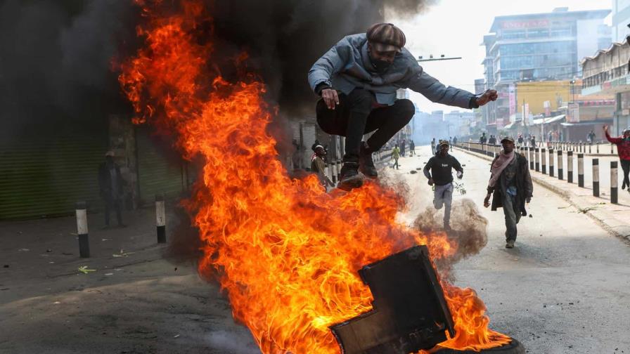 Al menos 50 manifestantes heridos en choques con la Policía en las protestas en Kenia Al menos 50 manifestantes heridos en choques con la Policía en las protestas en Kenia