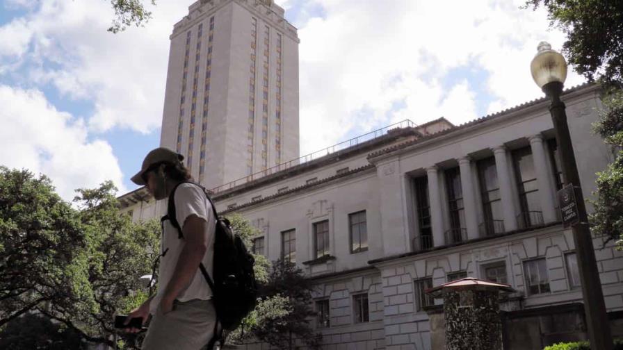 Texas ordena a sus universidades públicas identificar a los estudiantes indocumentados