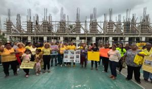 Padres exigen terminar construcción de aulas en escuela de Cristo Rey