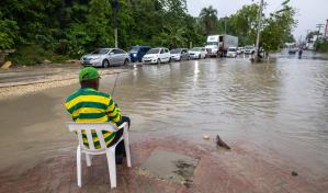Charco eterno en la Charles de Gaulle en dirección a Sabana Perdida