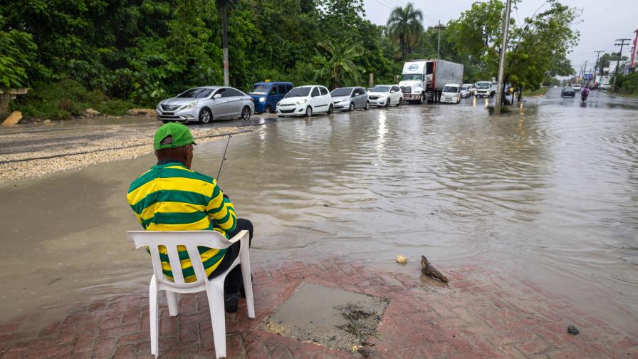 Charco eterno en la Charles de Gaulle en dirección a Sabana Perdida
