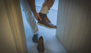 Quitarse los zapatos antes de entrar a la casa: tradición respaldada por la ciencia