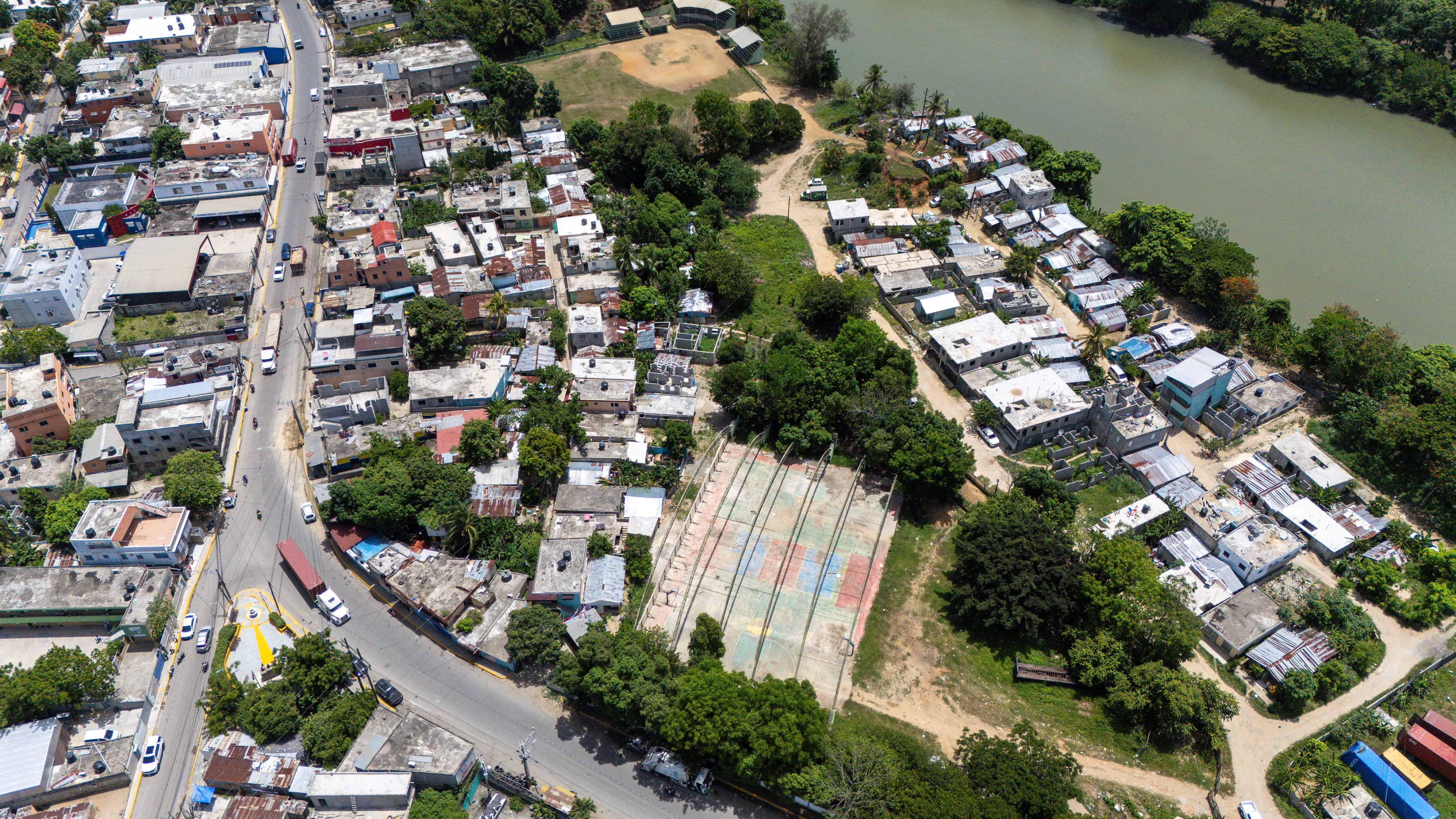 En este espacio de estructura arqueada se construirá la estación del sector Quita Sueño, en Haina, provincia San Cristóbal.