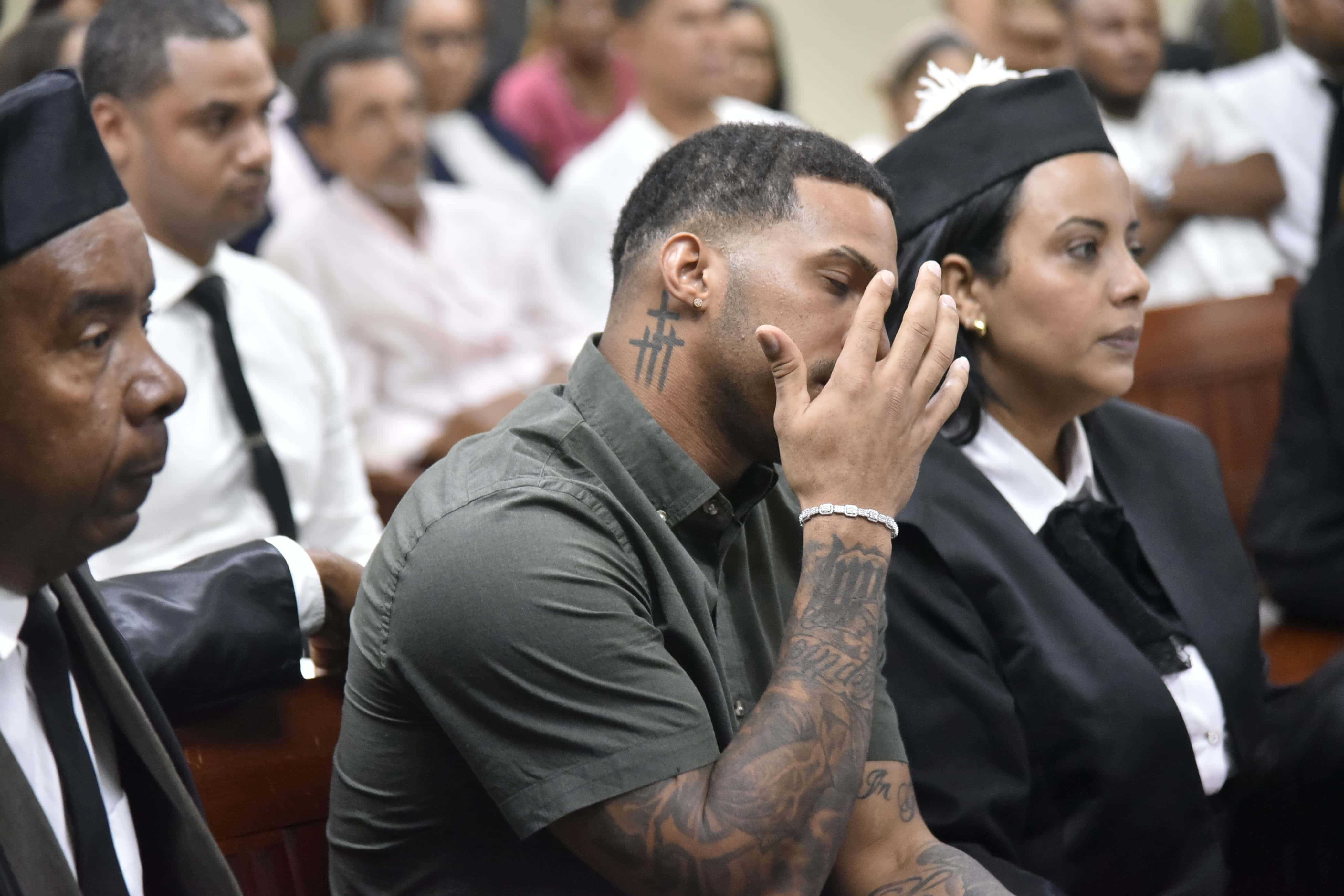 Wander Franco se limplia las lágrimas este jueves 26 de junio luego de escuchar la setencia del Tribunal Colegiado de Puerto Plata que lo condenó a dos años de pena suspendida por abuso sexual a una menor. 