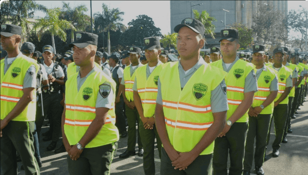 Agentes de la Digesett con los uniformes actuales. 