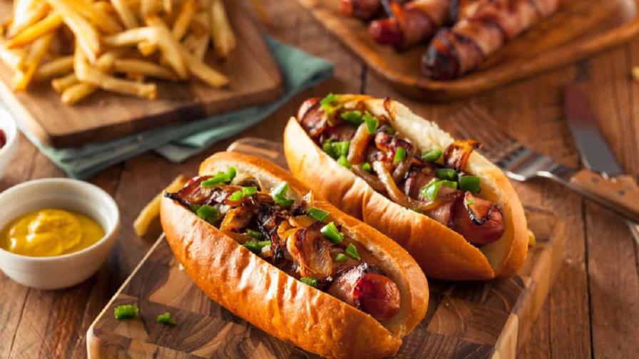 Los hot dogs dominicanos reinventan la comida callejera