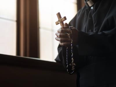Suspenden a un sacerdote por cancelar una misa por «uso de alcohol»