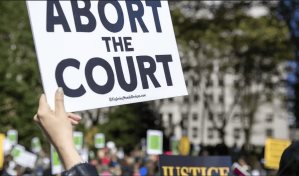 Supremo de EE. UU. permite a estados quitar fondos a mayor red de salud reproductiva del país Supremo de EE. UU. permite a estados quitar fondos a mayor red de salud reproductiva del país