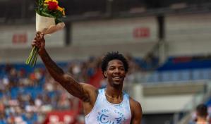 Atleta estadounidense gana carrera con "todo al aire" tras fallo de vestuario