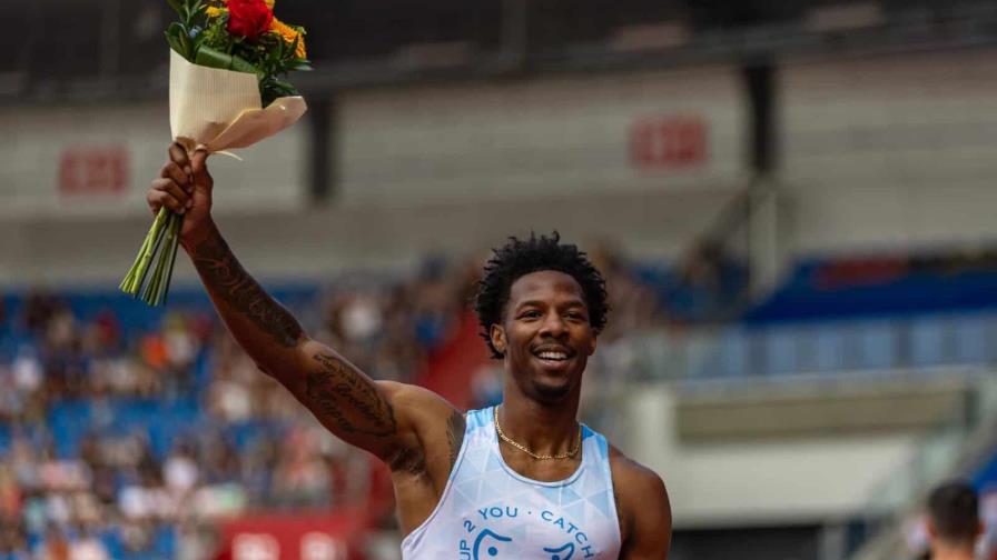 Atleta estadounidense gana carrera con "todo al aire" tras fallo de vestuario