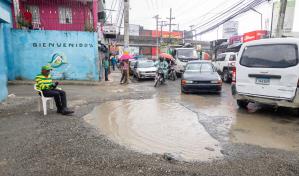 Clamor ciudadano: un hoyo inunda de problemas a Santo Domingo Norte