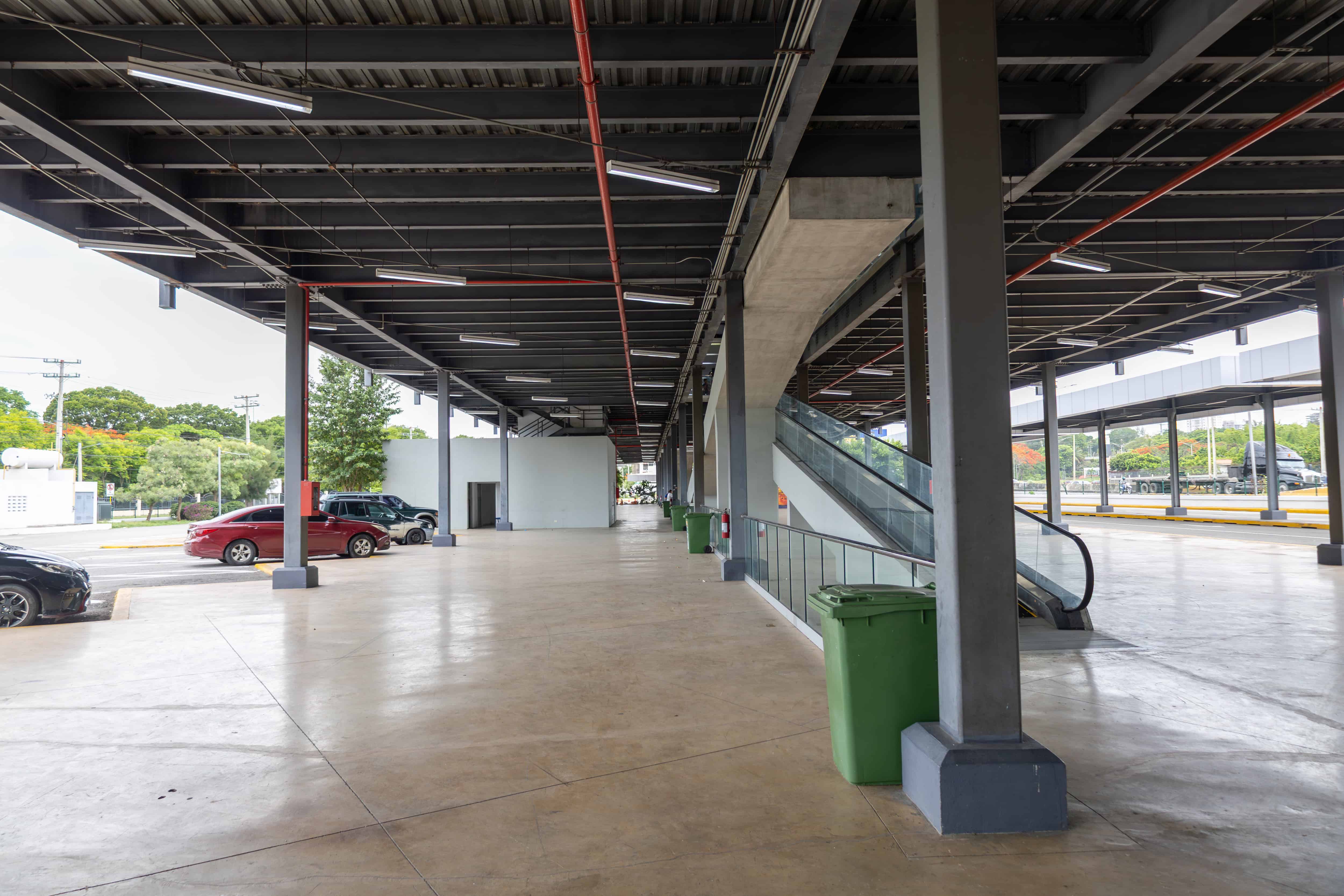 Parqueo de lo que iba a ser una terminal de autobuses.