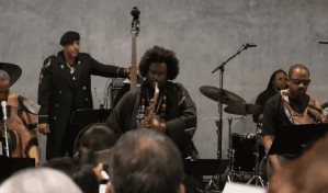Kamasi Washington adelanta apertura de la nueva galería del LACMA con concierto itinerante Kamasi Washington adelanta apertura de la nueva galería del LACMA con concierto itinerante