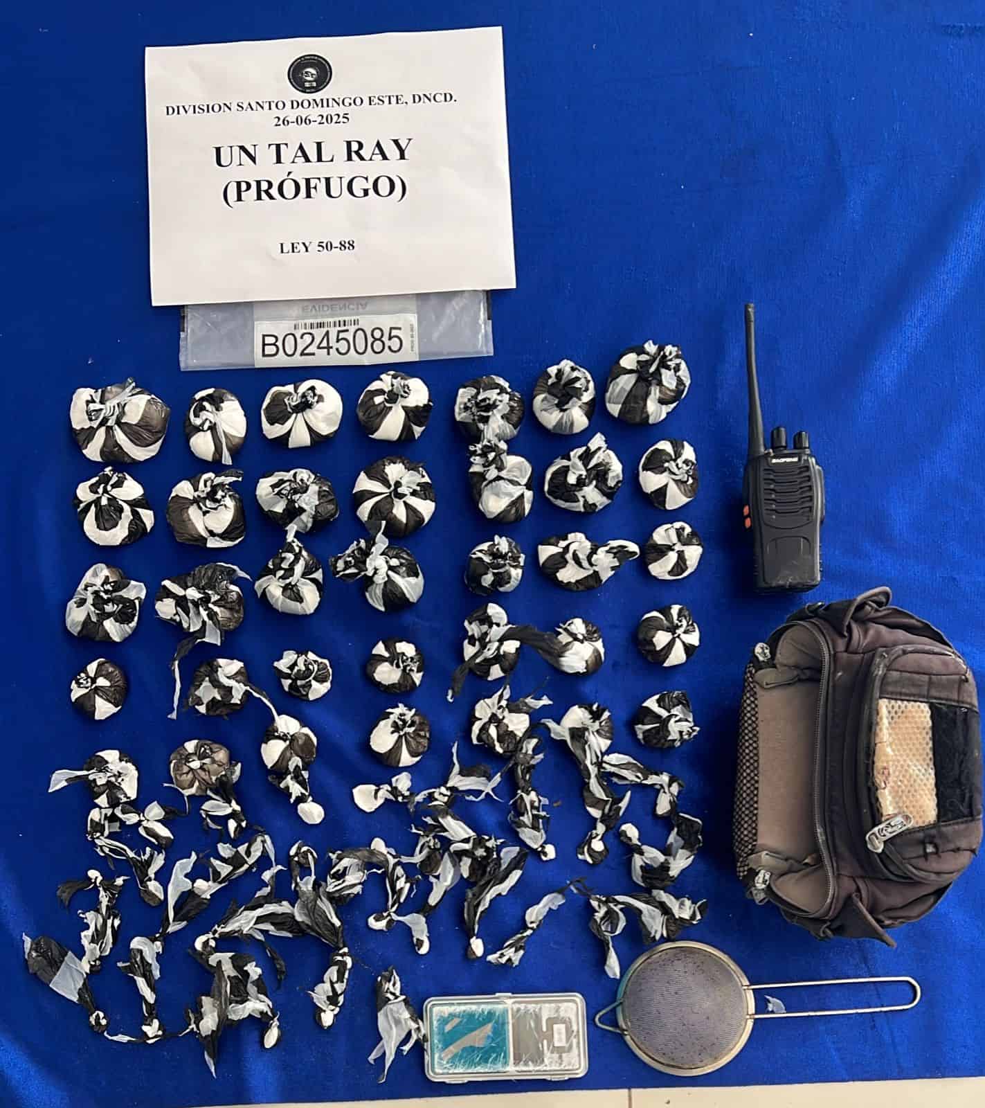 Sustancias controladas y otros objetos incautados por miembros de la DNCD durante intervención en el sector Los Mina en SDE.  