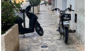 Dueños de motocicletas y bicicletas eléctricas usan las aceras como parqueos en la Ciudad Colonial Dueños de motocicletas y bicicletas eléctricas usan las aceras como parqueos en la Ciudad Colonial