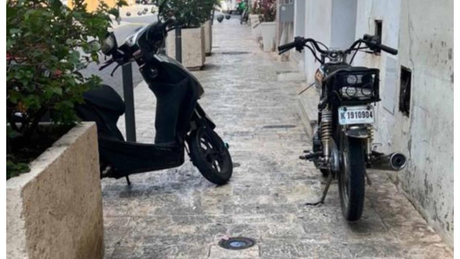 Dueños de motocicletas y bicicletas eléctricas usan las aceras como parqueos en la Ciudad Colonial Dueños de motocicletas y bicicletas eléctricas usan las aceras como parqueos en la Ciudad Colonial