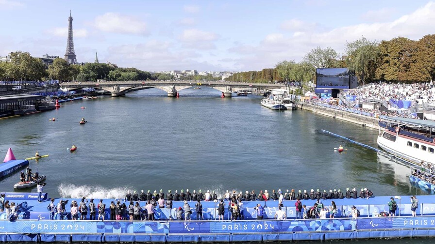 Rescatan con vida a cuatro personas tras caer al río Sena en París Rescatan con vida a cuatro personas tras caer al río Sena en París
