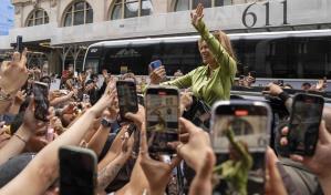 La Karol G más Tropicoqueta se da un baño de multitudes en Nueva York