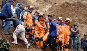 Riada en Colombia deja ya 18 muertos y siguen las labores para hallar a ocho desaparecidos