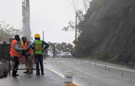 Cierre temporal en carretera Casabito–Constanza genera entaponamiento