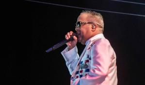 Héctor Acosta celebra su gente y su música en un histórico concierto en Bonao
