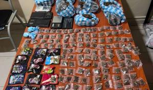 Autoridades arrestan a tres personas y decomisan dinero y sustancias ilícitas en operativo en SDE